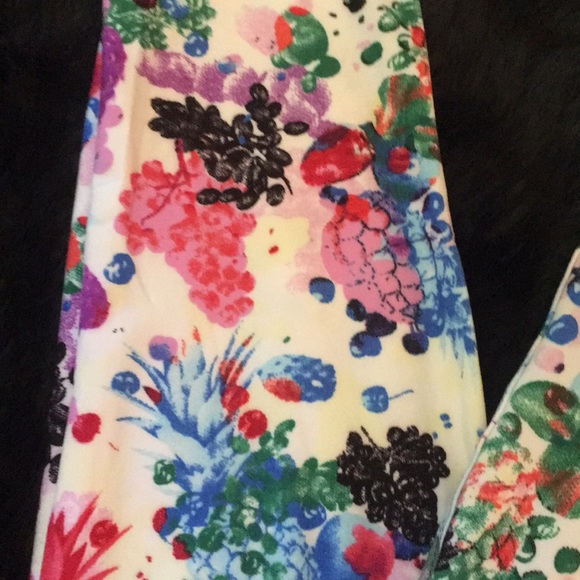 HP❣️ Purple pineapple Leggings - Picture 3 of 3